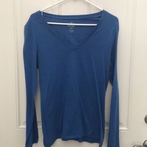 Blue long sleeved V-neck tee - M